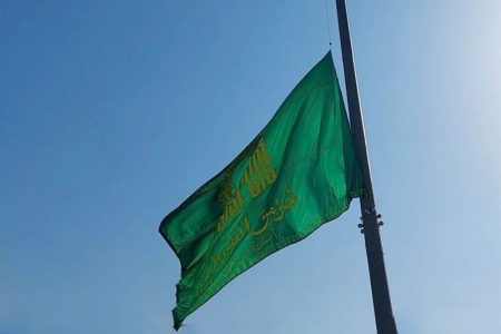 اهتزاز پرچم ۱۴۴ متری آستان قدس رضوی در استان تهران