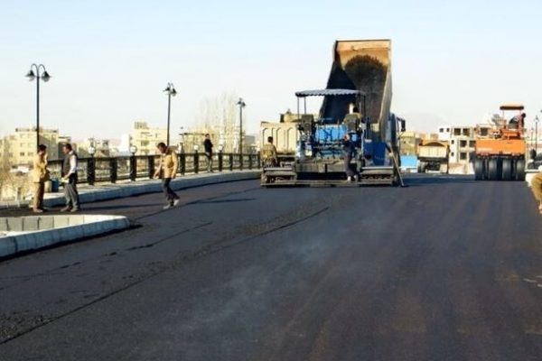 اجرای ۹۳کیلومتر روکش آسفالت در محورهای لرستان برای تردد ایمن زائران اربعین