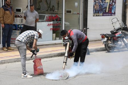 آغاز عملیات سم پاشی منهول های فاضلاب در لرستان