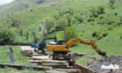 لایروبی کانال های انتقال آب شرب شهرهای ازنا و الیگودرز در سراب کمندان