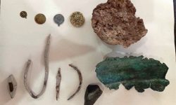 کشف ۱۰ قلم شی تاریخی در منزل شخصی در دلفان