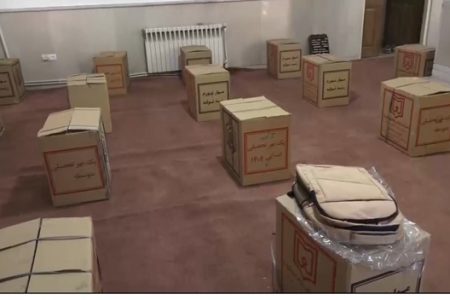 توزیع بسته‌های مهر تحصیلی بین دانش‌آموزان نیازمند