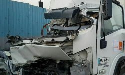 واژگونی تریلر در خرم‌آباد موجب مرگ ۲ نفر شد