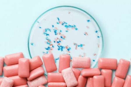 آدامس، حاوی هزاران ذره میکروپلاستیک در بزاق دهان