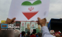 وقتی ایران ایستاده است