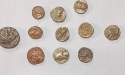 کشف ۱۱ سکه اشکانی در خرم‌آباد