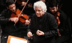 لوریس چکناواریان در بروجرد می‌نوازد