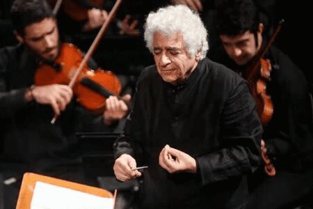 لوریس چکناواریان در بروجرد می‌نوازد