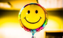 پشت پرده خنده‌های عصبی، از شرمندگی تا درمان