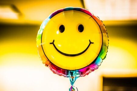 پشت پرده خنده‌های عصبی، از شرمندگی تا درمان