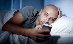 پیری زودرس؛ گوشیتان را کنار بگذارید و جوان بمانید!