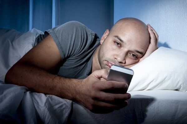 پیری زودرس؛ گوشیتان را کنار بگذارید و جوان بمانید!