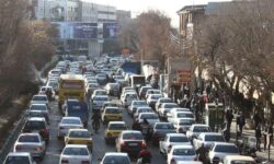 مسیرهای پر ازدحام شهر خرم‌آباد در نبود پارکینگ