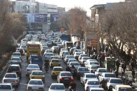 مسیرهای پر ازدحام شهر خرم‌آباد در نبود پارکینگ