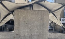 رفع آثار آسیب به سنگنبشته خرمآباد