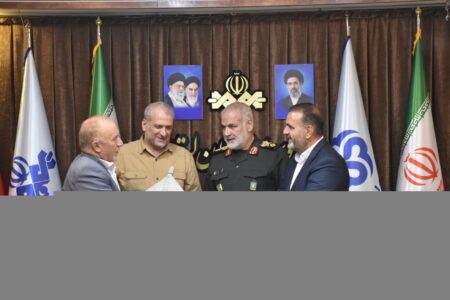 تجلیل فرمانده پهپاد نیروی هوافضای سپاه از مدیرکل بنیاد شهید لرستان در راستای تولید مستند «شاهد ۱۳۶»