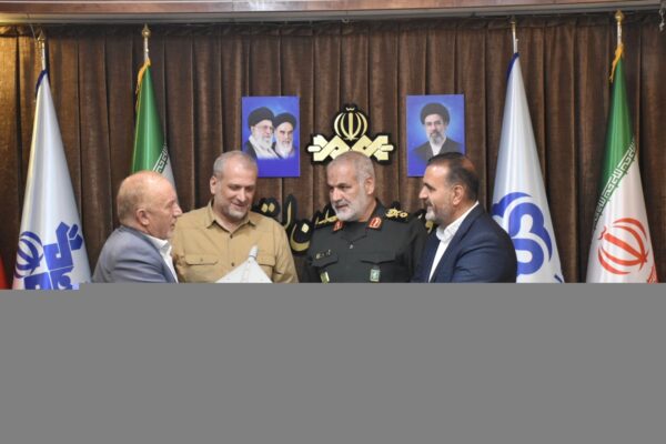 تجلیل فرمانده پهپاد نیروی هوافضای سپاه از مدیرکل بنیاد شهید لرستان در راستای تولید مستند «شاهد ۱۳۶»